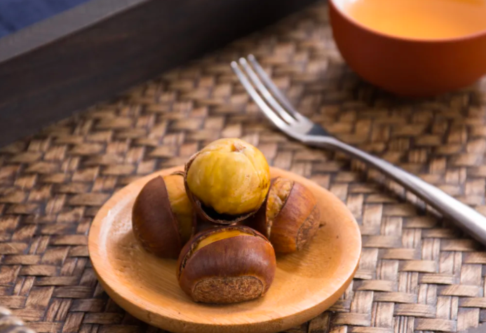 板栗-養(yǎng)生選板栗，生吃補(bǔ)腎，熟吃健脾!煲湯煮粥放幾粒，全家受益